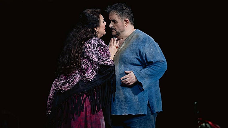 Carmen Solís y Luis Cansino, en una escena de la obra