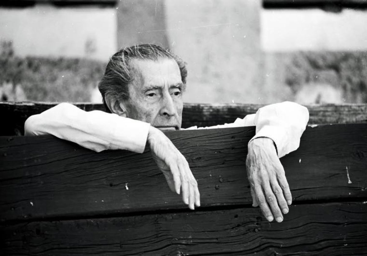 El poeta José Bergamín, fotografiado en un burladero de la Plaza de Toros de Ronda por Rafael Atienza