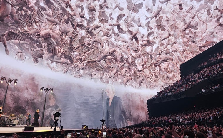 Imagen principal - Arriba y abajo a la derecha, algunos momentos del concierto de U2. Abajo a la izquierda, un momento de la película 'Postal desde la Tierra', de Darren Aronosfky,