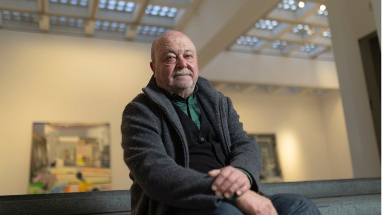 Alfonso Albacete, durante el montaje de su exposición esta semana