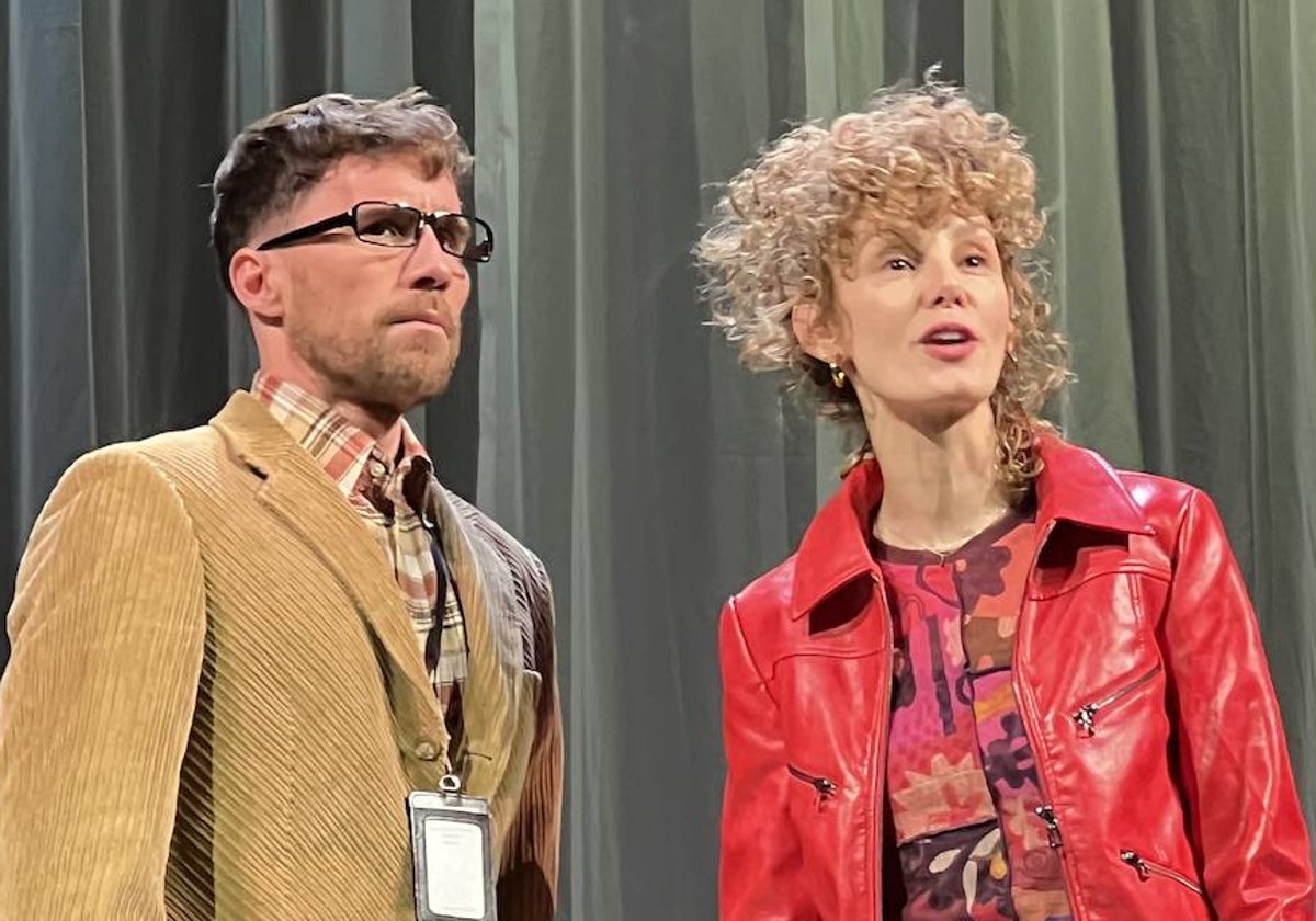 Esther Acebo, junto a Bernabé Fernández, en una escena de 'Una cuestión de formas'