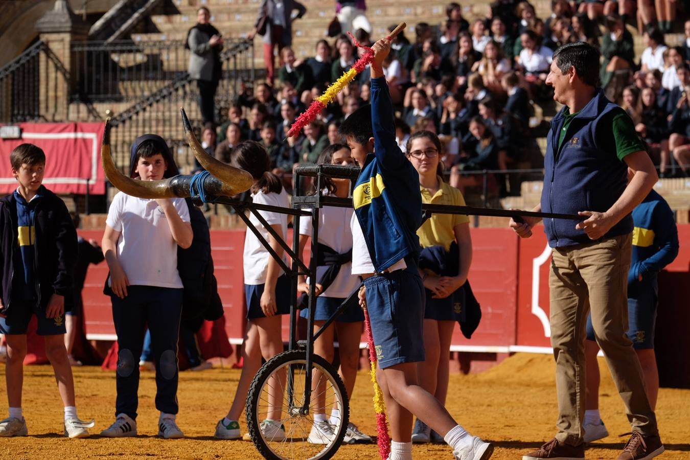 Los escolares, este jueves, disfrutando en el ruedo de la plaza de la Maestranza de Sevilla
