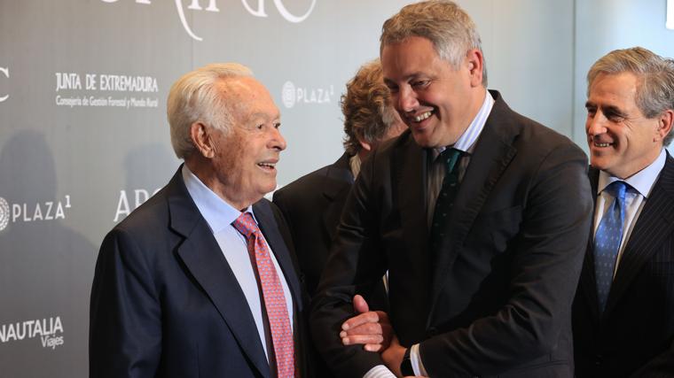 Curro Romero saluda a Alberto García Reyes