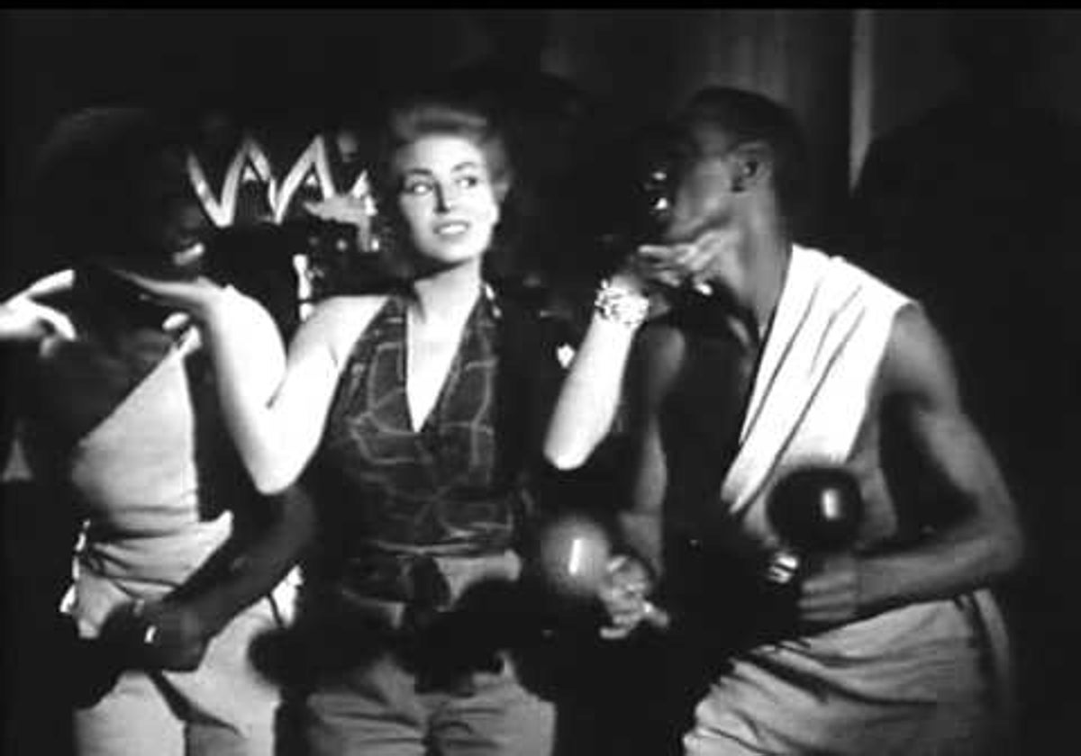 Es Silvana Mangano la que canta: «Ya viene el negro zumbón/ bailando alegre el bayón»