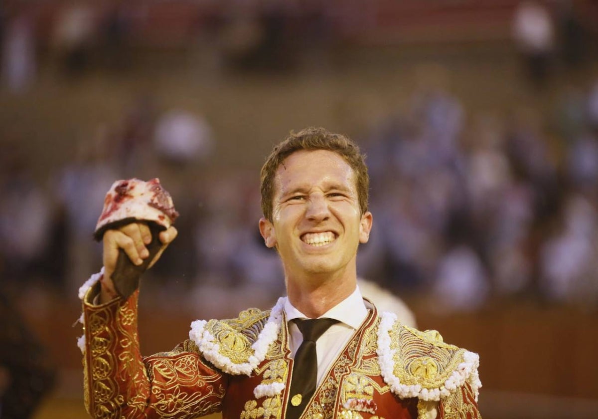 Juan Pedro García 'Calerito', con una de las orejas conseguidas este domingo en Sevilla