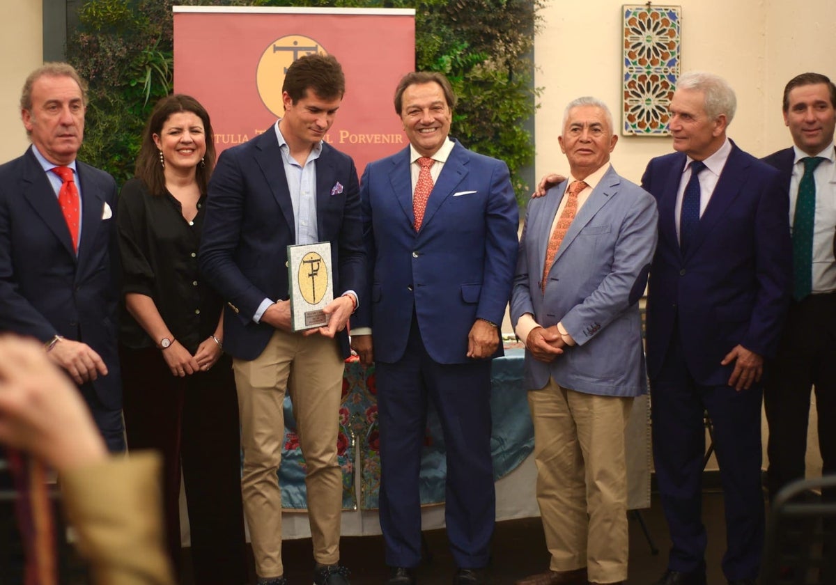 Daniel Luque, junto a los miembros de la tertulia taurina