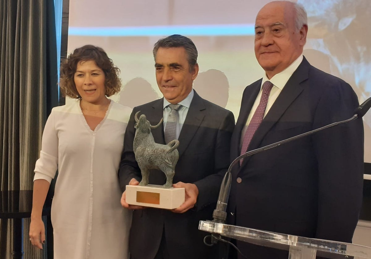 Rosana González, Victorino Martín y Ramón Valencia, este lunes en la entrega de los premios taurinos del Hotel Colón