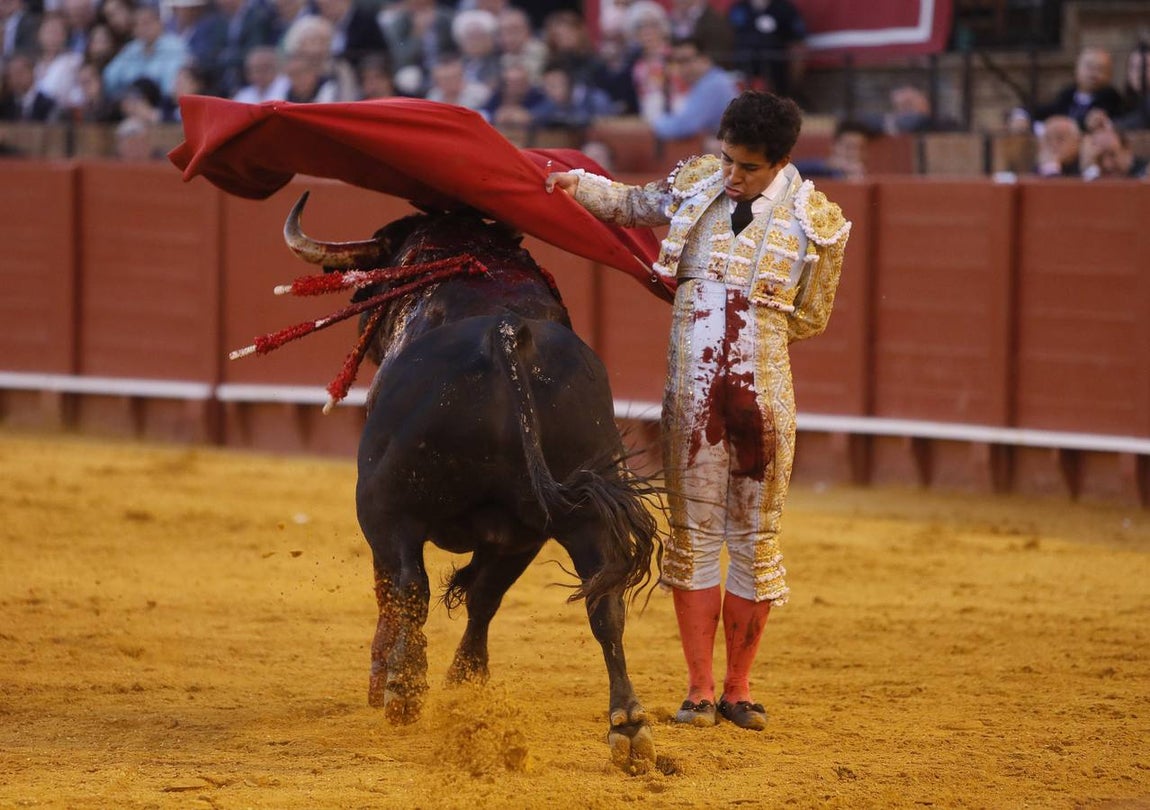 Leo Valadez se escapó de la cornada hasta en dos percances