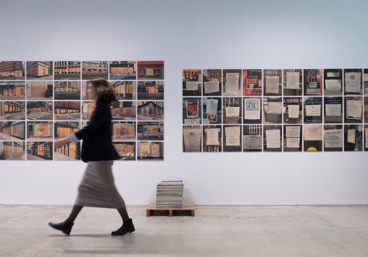 Una mujer pasa delante de la obra 'Locked / Closed' de Muntadas en la nueva Prats Nogueras Blanchard