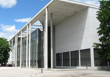 Un museo de arte moderno despide a un empleado por colgar su propio cuadro