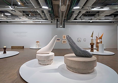 Imagen secundaria 1 - Arriba, una sala del Pompidou con cinco 'Pájaros' de Brancusi. Sobre estas líneas, a la izquierda, dos de sus 'Focas'; a la derecha, 'El beso' (1907, Museo de Arte de Craiova, Rumanía) 