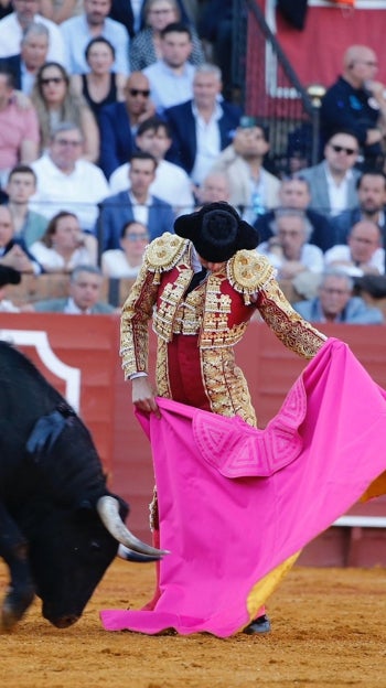 Pablo Aguado, a la verónica en el sexto toro