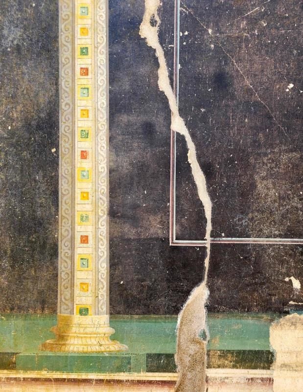 La frecuente presencia de figuras mitológicas en las pinturas de ambientes habitables de las casas romanas tenía la función social de entretener a los invitados y comensales, aportando ideas para la conversación y la reflexión sobre la existencia