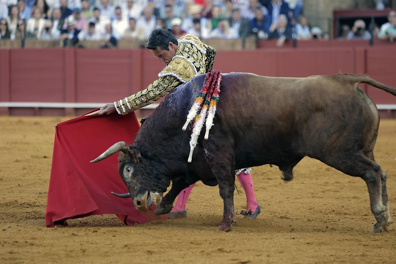 Un momento de la faena este viernes de Diego Urdiales en la Maestranza