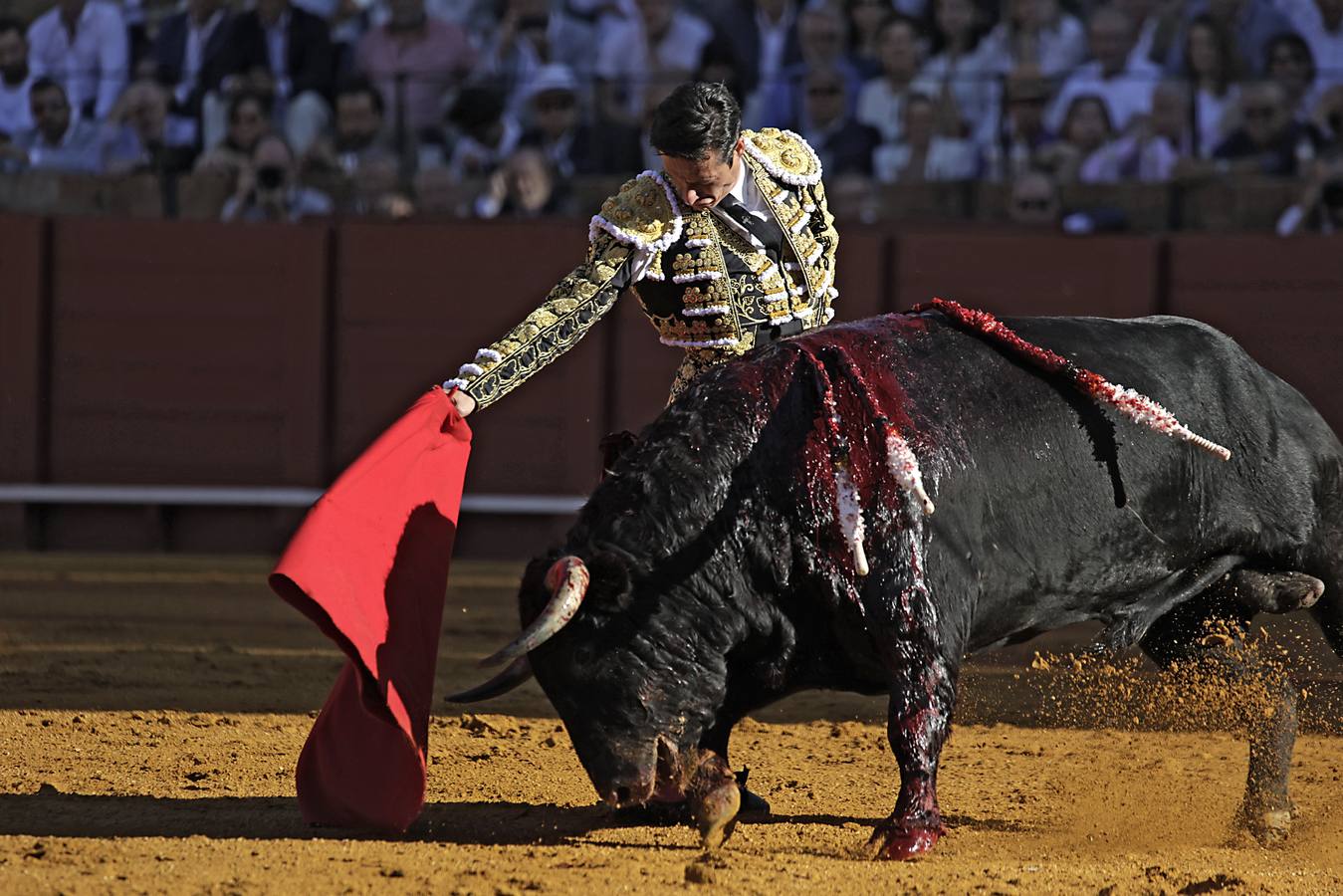 Un momento de la faena este viernes de Diego Urdiales en la Maestranza