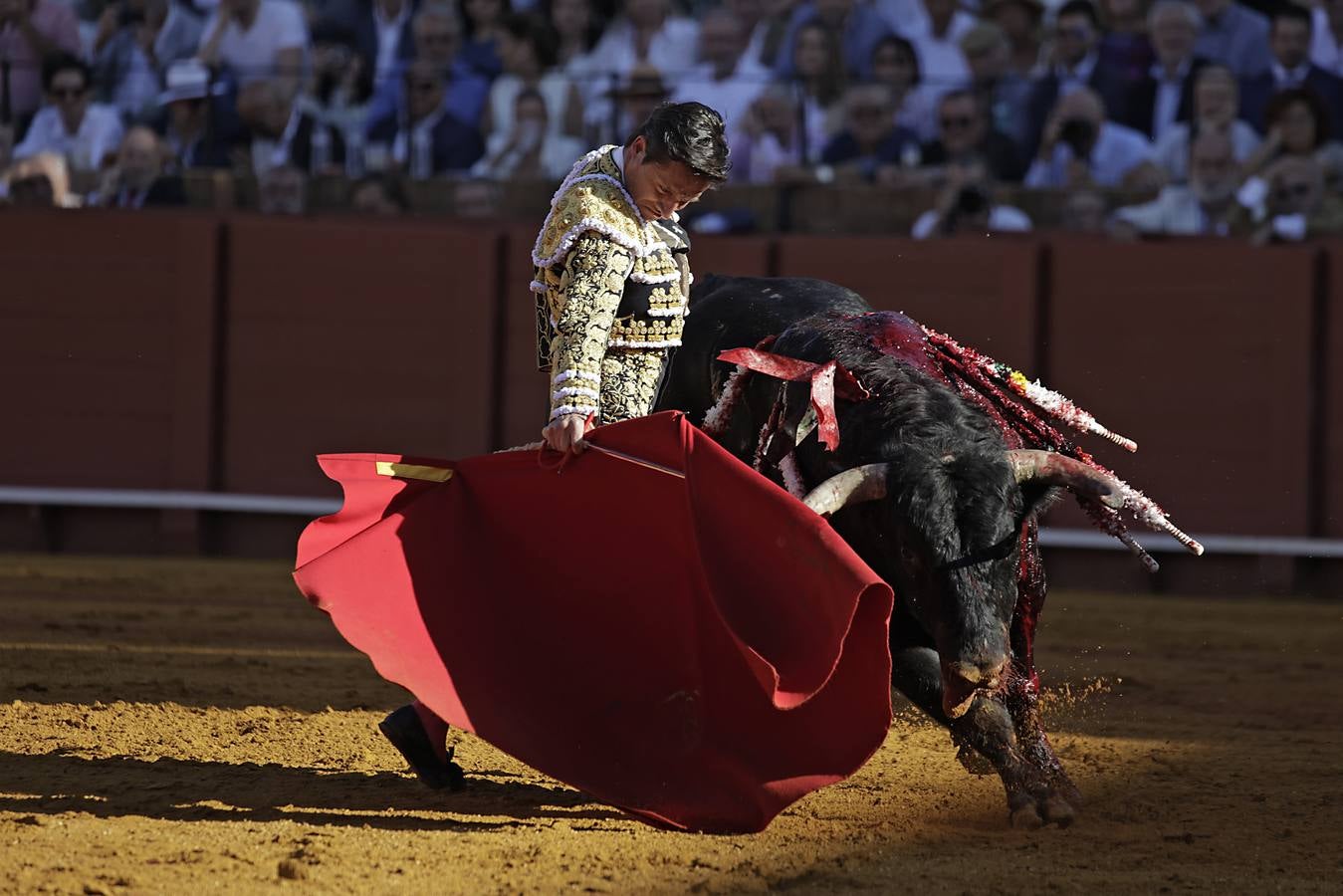 Un momento de la faena este viernes de Diego Urdiales en la Maestranza