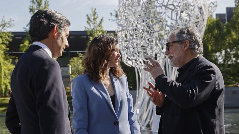 Jaume Plensa, conversando con Isabel Díaz Ayuso y José María Álvarez-Pallete