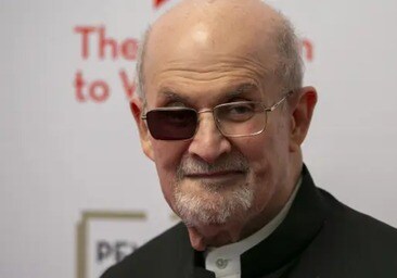 Salman Rushdie, en cuyo rostro se aprecian las secuelas del ataque que sufrió en 2022