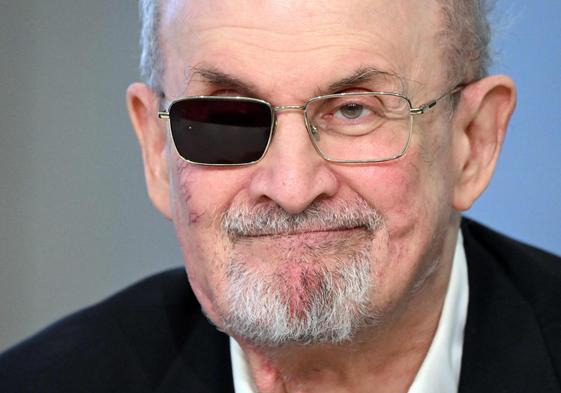 Salman Rushdie ríe, pero no odia