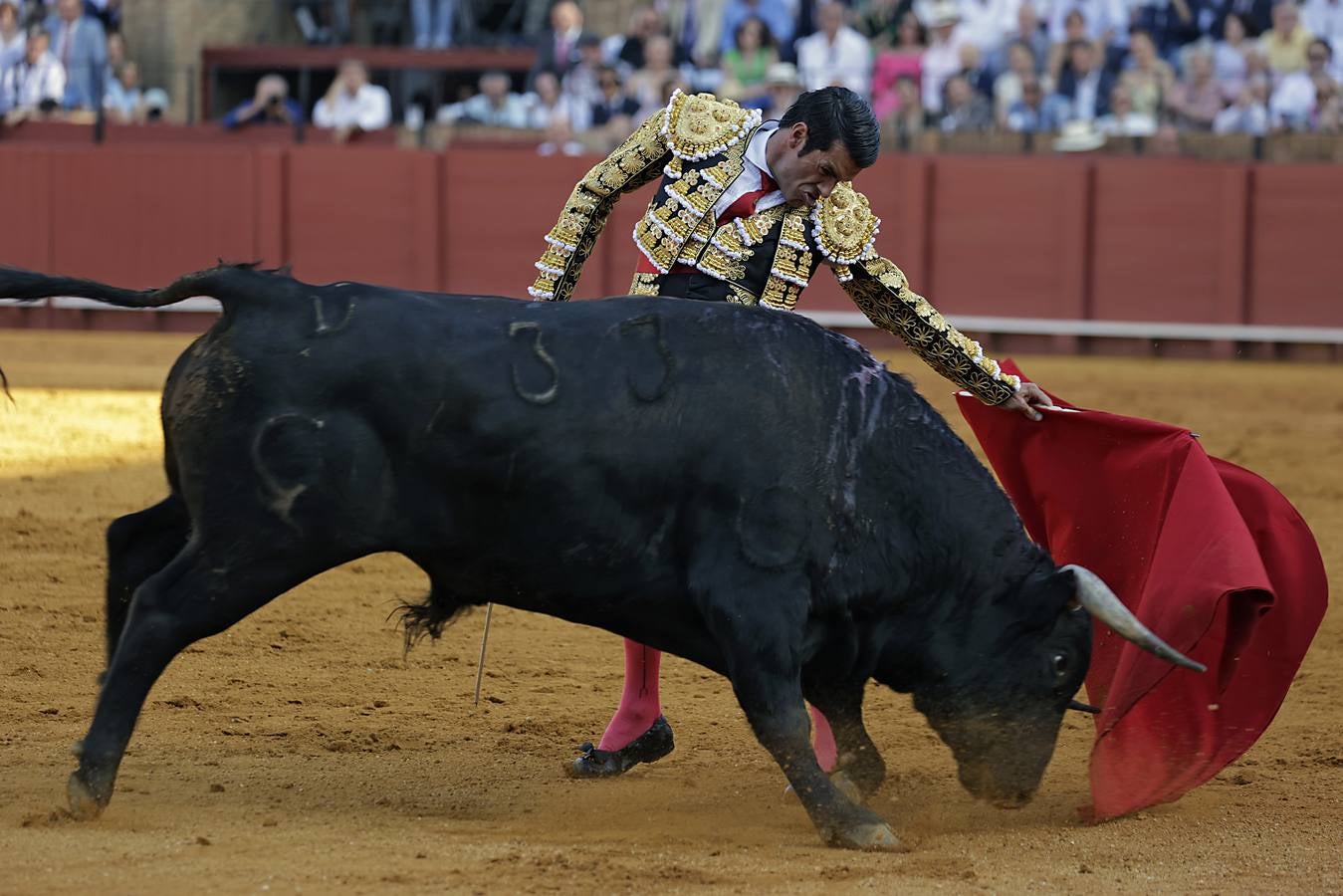 Emilio de Justo fue el único que cortó una oreja en la tarde de toros de este martes en la Maestranza