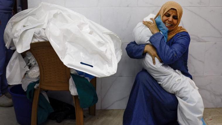 La imagen de una mujer palestina acunando el cadáver de su sobrina en Gaza, ganadora del premio World Press Photo 2024