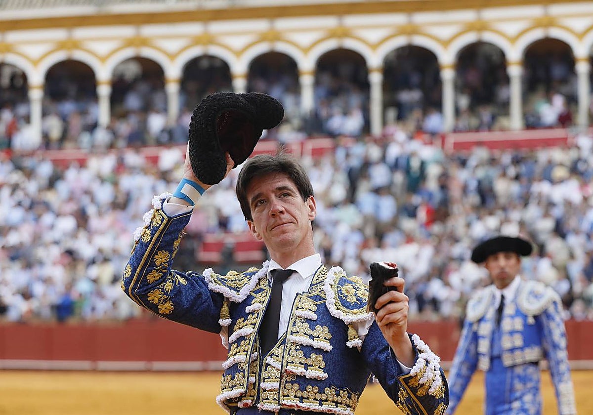 Esaú Fernández le cortó una oreja a uno de sus miuras