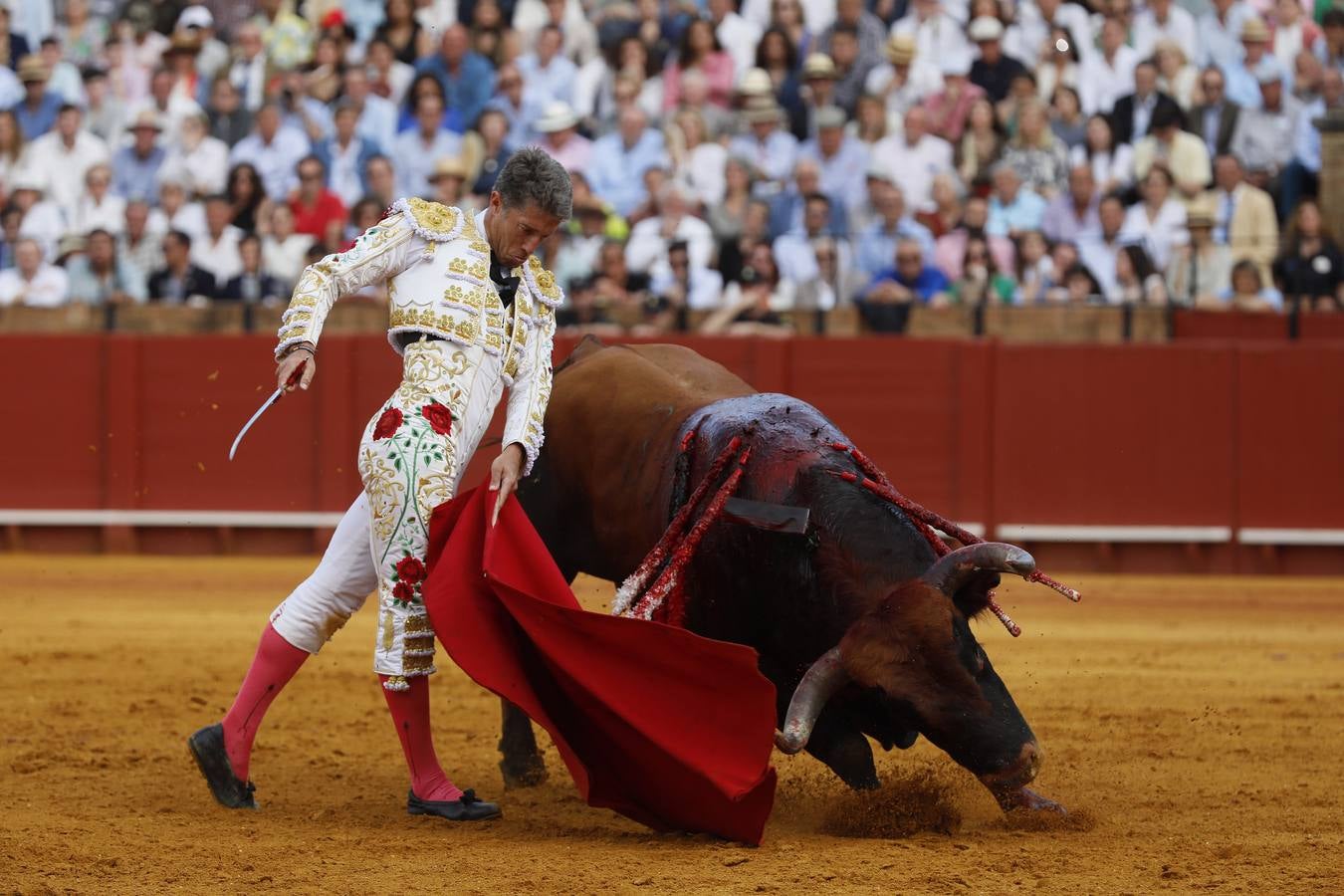Manuel Escribano estuvo valiente y recibió el aplauso de la Maestranza