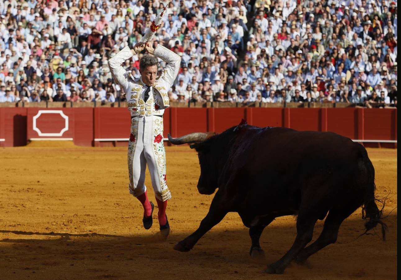 Manuel Escribano estuvo valiente y recibió el aplauso de la Maestranza