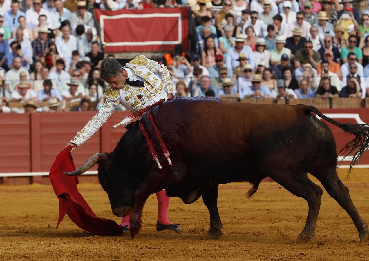 Manuel Escribano estuvo valiente y recibió el aplauso de la Maestranza