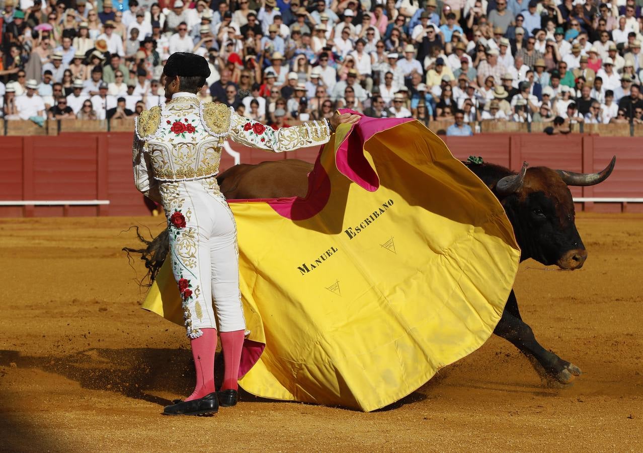 Manuel Escribano estuvo valiente y recibió el aplauso de la Maestranza