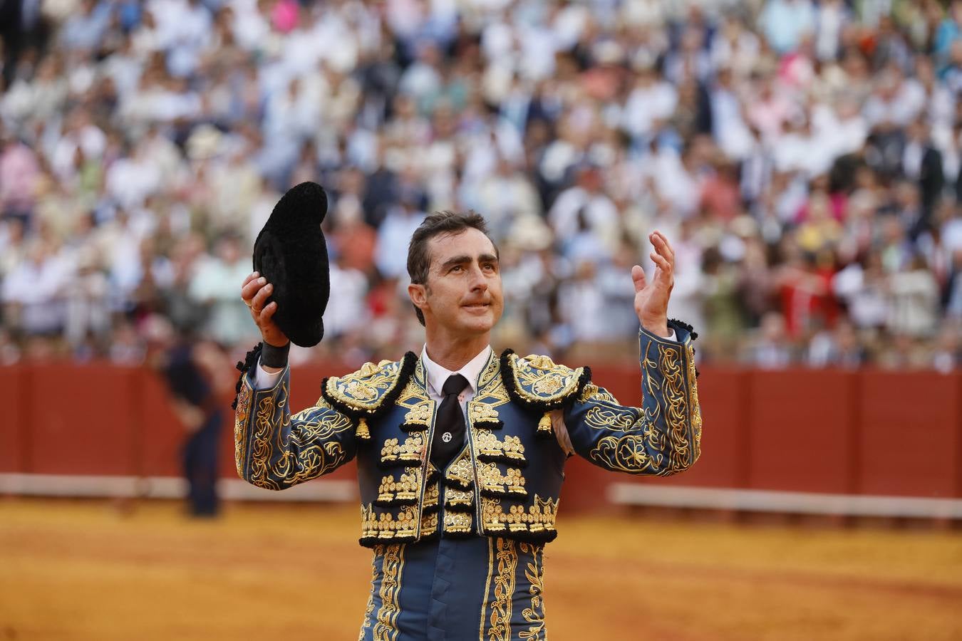 El Fandi toreó con valentía y saludó al tendido al terminar sus faenas