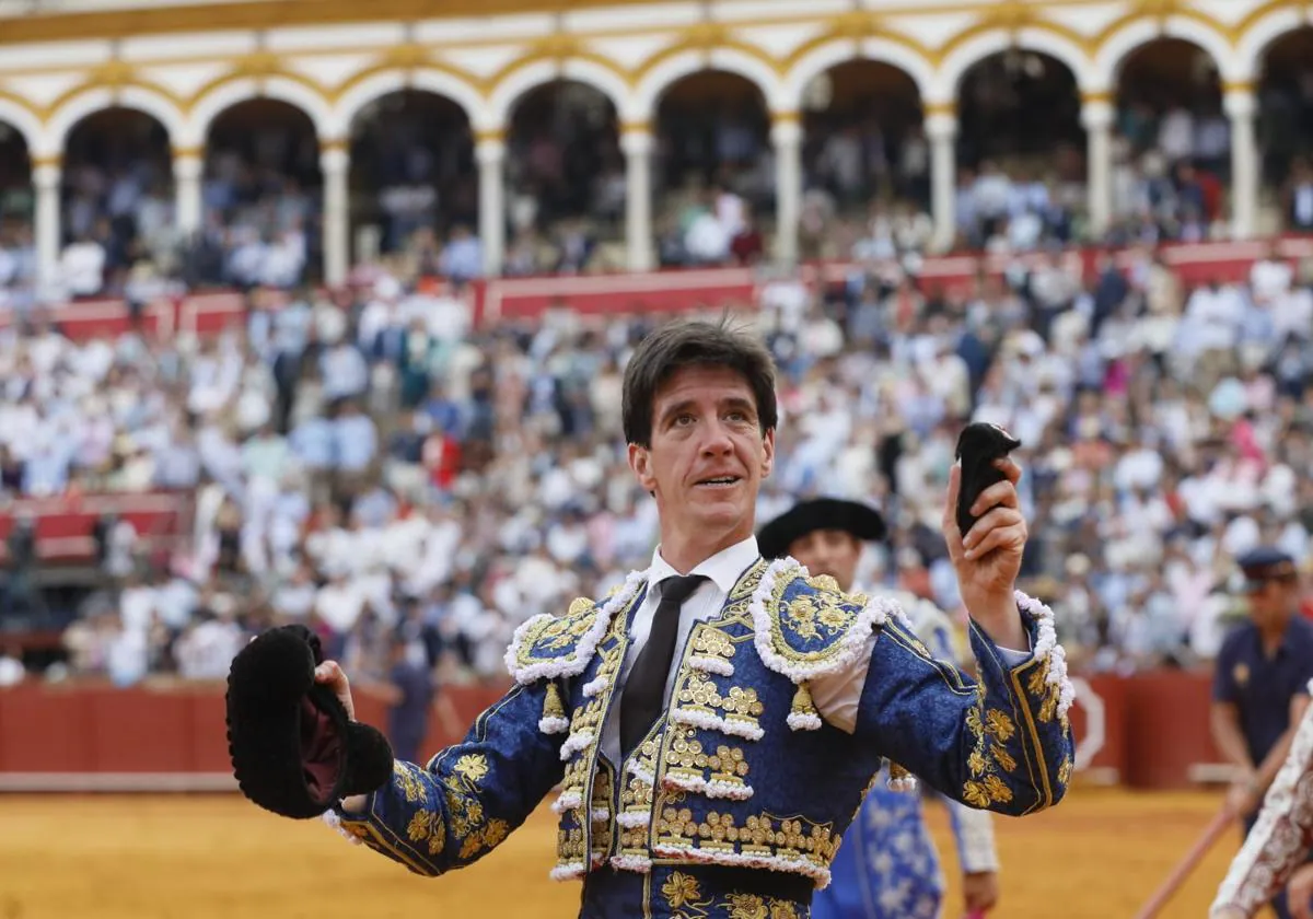 Toros en Sevilla, en directo: Esaú Fernández corta una oreja mientras Fandi  y Escribano dan sendas vueltas al ruedo en una variada e interesante  corrida de Miura