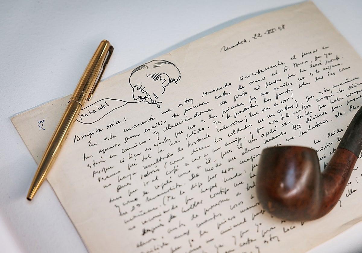 Primera carta manuscrita que Antonio Buero Vallejo envió a su futura mujer, la actriz Victoria Rodríguez, con una caricatura, junto a su pipa y uno de los bolígrafos con los que escribía