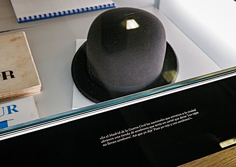 Imagen secundaria 1 - Traje y zapatos de Carmen Linares, el bombín de Joaquín Sabina y una de las cartas del Buzón de Los Machado