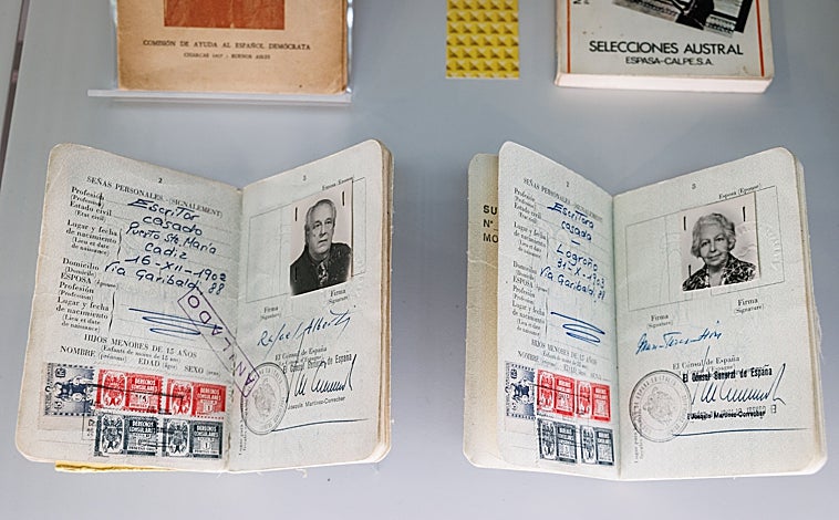 Imagen principal - Pasaportes de Rafael Alberti y María Teresa León, zapatillas de Alicia Alonso y dibujo de Miguel de Unamuno