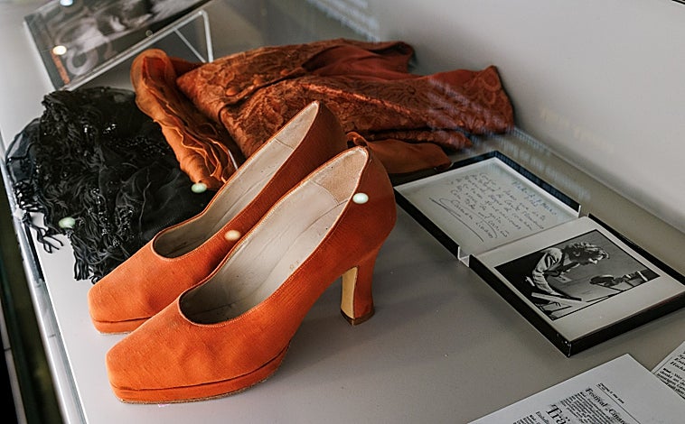 Imagen principal - Traje y zapatos de Carmen Linares, el bombín de Joaquín Sabina y una de las cartas del Buzón de Los Machado