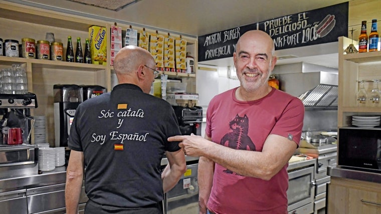 Soler posa con Antonio Cuéllar en el bar familiar