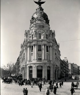 Imagen secundaria 2 - De arriba abajo, Alfonso XIII con el príncipe Boris de Rusia (h. 1905); Autorretrato con su hija Mimi (1910); y Edificio La Unión y el Fénix en la esquina de las calles Alcalá y Gran Vía (1910)