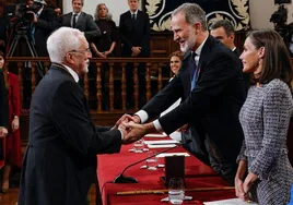 El Rey le entrega el premio Cervantes al escritor español Luis Mateo Díez