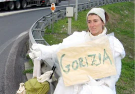 Pippa Bacca, de 33 años entonces, sentada en la valla de una autopista de Italia