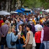 Barcelona acoge como cada año en la festividad de Sant Jordi a centenares de escritores que dedican sus libros en los puestos de venta de la ciudad