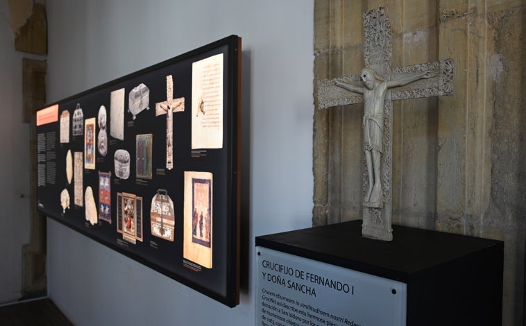 Imagen principal - Arriba, réplica del Crucifijo de Fernando I y Doña Sancha, hoy en el Museo Arqueológico Nacional. Un panel recuerda las obras que salieron de San Isidoro por saqueos y vendidas por anticuarios sin escrúpulos. Sobre estas líneas, a la izquierda, tres exquisitas piezas; a la derecha, Cáliz de Doña Urraca