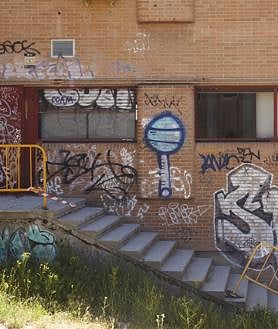 Imagen secundaria 2 - Los libros de la biblioteca hispánica ya han sido trasladados al depósito; los de la biblioteca islámica aún no. La Aecid dice que la entrada a las salas es «víctima de frecuentes actos de vandalismo»