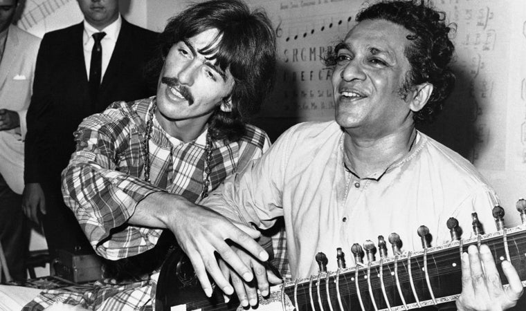 George Harrison con Ravi Shankar, en 1967