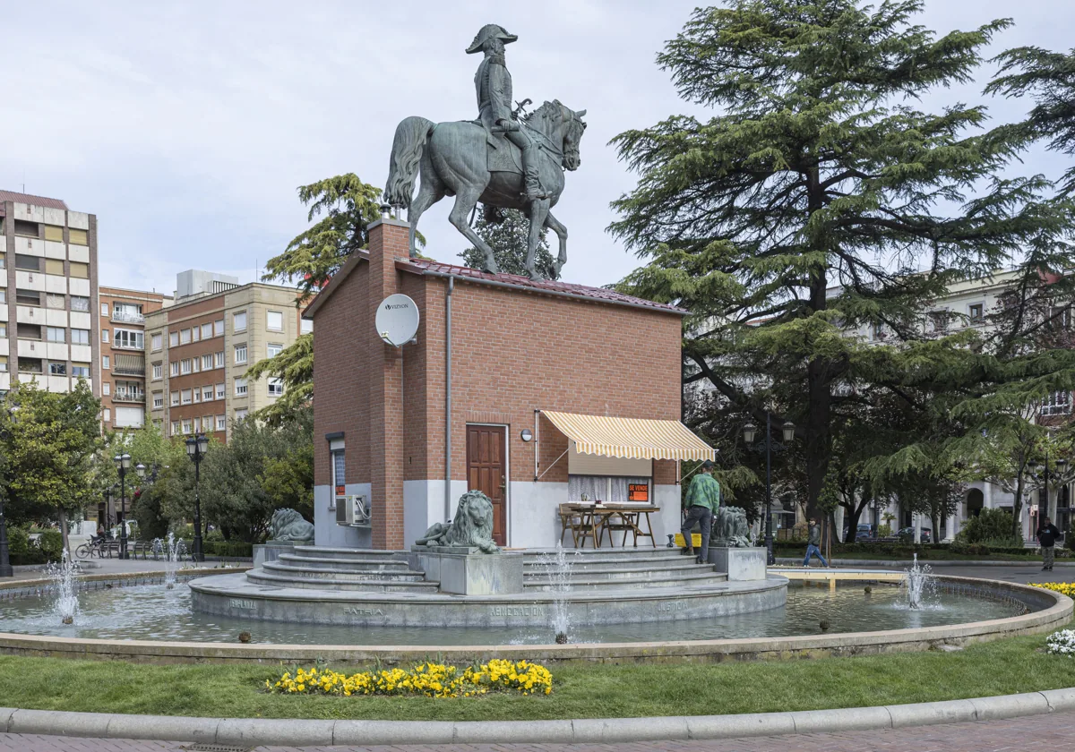 Willem de Haan interviene el pedestal del monumento a Espartero