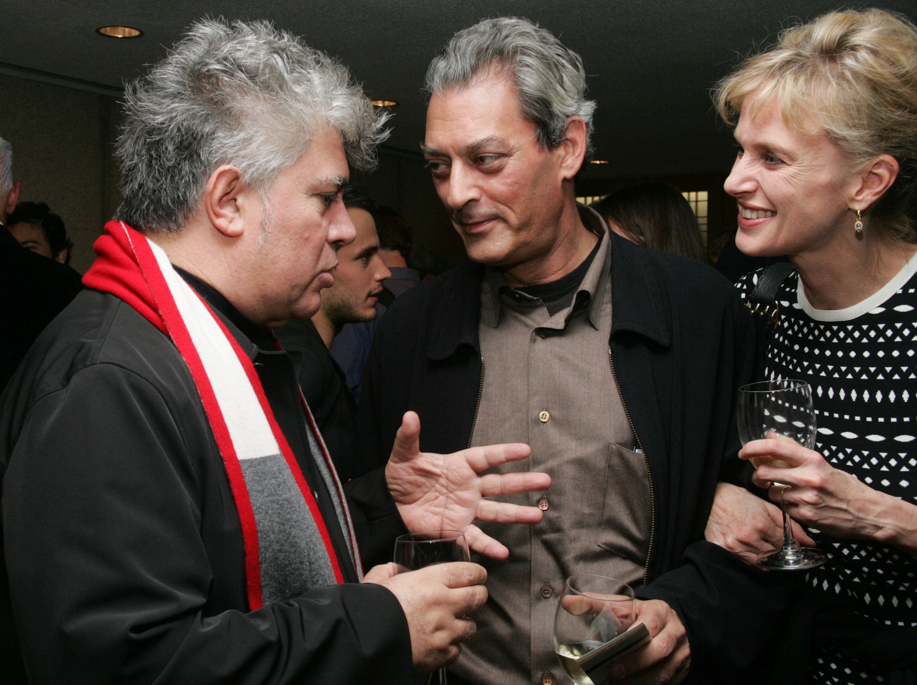 Pedro Almodóvar conversa con Paul Auster y su esposa, Siri Hustvedt, en un acto de homenaje al director de cine español en el Festival de Cine de Nueva York en 2004