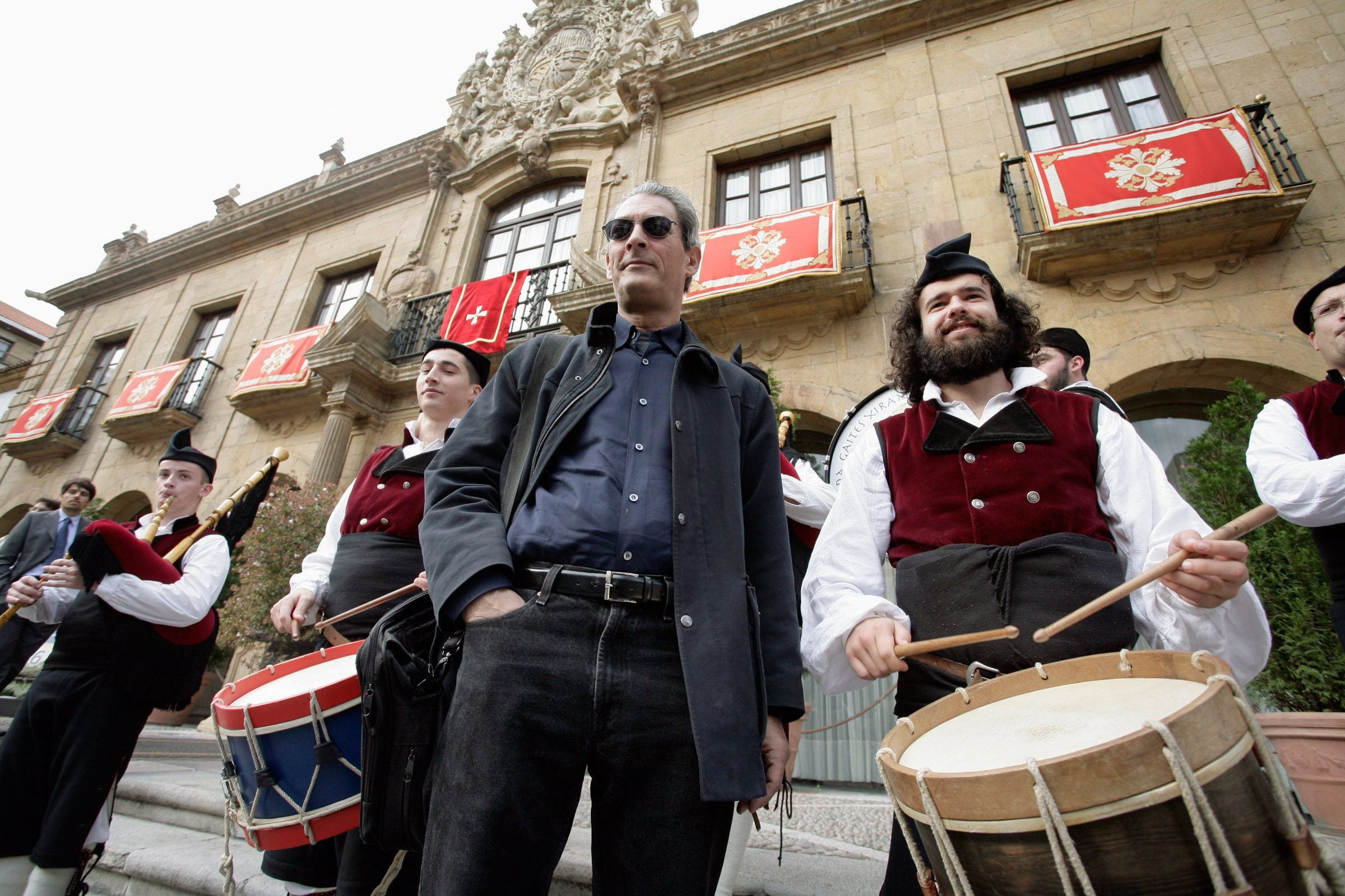 Paul Auster, en 2006 en Oviedo junto a un grupo de gaiteros. Acudió a recibir el premio Príncipe de Asturias de las Letras 