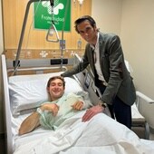 Jesús Moreno en el hospital, junto a su banderillero David Adalid