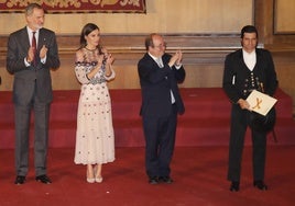 Morante de la Puebla recogió de corto el Premio Nacional de Tauromaquia y donó a la Misericordia de Pamplona los 30.000 euros