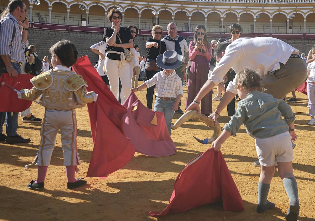 Jóvenes aficionados torean al viento en una de las jornadas de puertas abiertas de la Maestranza